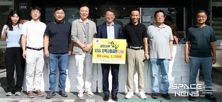 (사)대한한돈협회 강진군지부 강춘성 회장을 비롯한 관계자들이 지난 26일 강진군청을 방문해 ‘희망의 돼지고기’ 전달식을 가졌다.