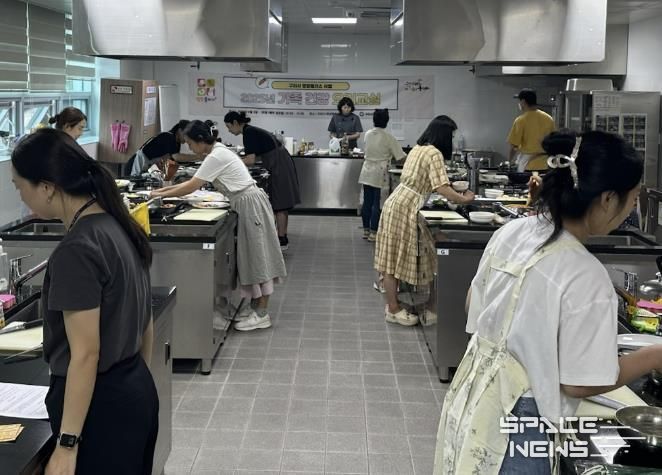 영양 플러스 사업 대상자들이 요리 교실에서 함께 요리를 실습하고 있다.