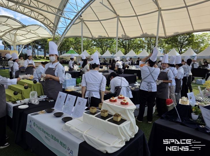 전남교육감배 제3회 학생 요리&제과제빵 경연대회가 펼쳐지고 있다.
