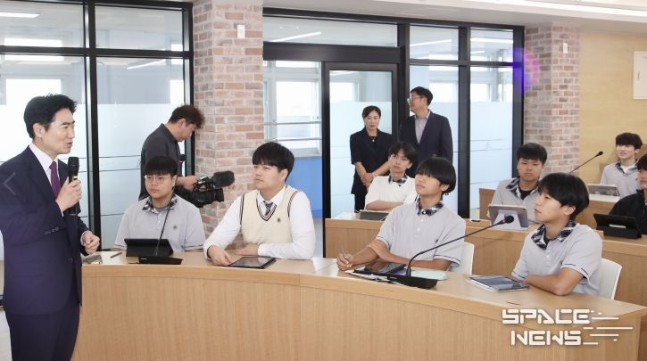 김대중 교육감이 3학년 교실을 찾아 수험생을 격려하고 있다.