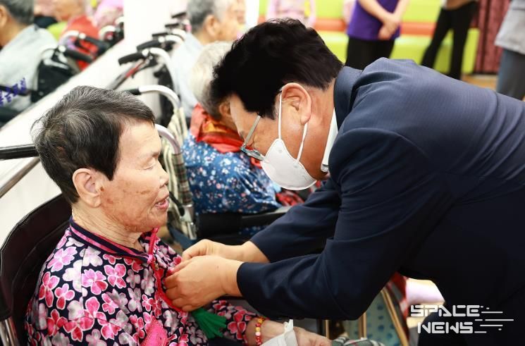 울진군은 2025년 추석 명절을 앞두고 관내 요양원을 방문해‘행운의 네잎클로버 달아드리기 행사’를 진행했다.