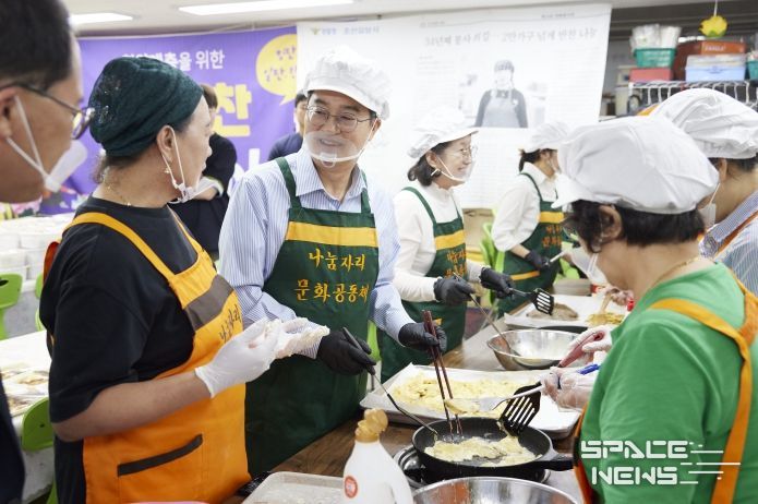 시흥서 민생투어 나선 김동연 지사. 추석맞이 반찬 나눔 봉사활동으로 출발