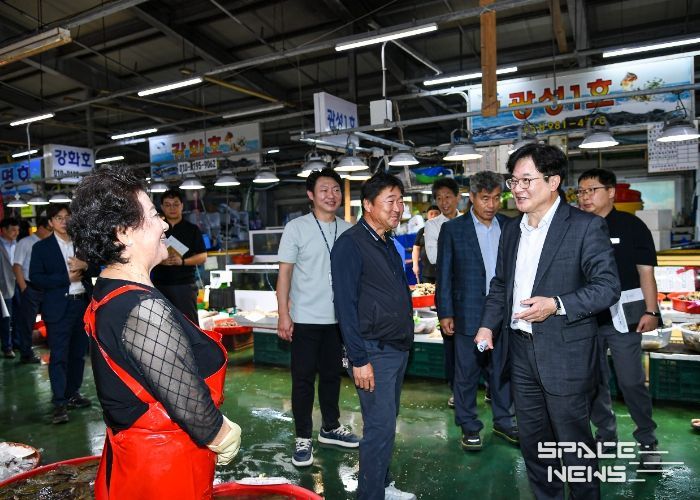 김병수 시장과 김포시 간부공무원들이 29일 해양수산부 어촌뉴딜사업으로 추진중인 대명항 수산물직판장 신축공사현장을 방문해 진행 상황을 점검했다.