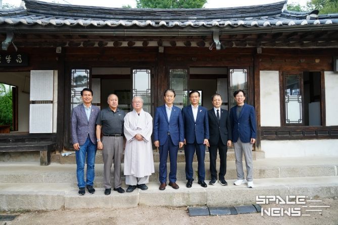 간담회 참석자들이 기념 촬영을 진행하고 있다.(우측 세 번째 이승로 성북구청장, 네 번째 권오을 국가보훈부장관)