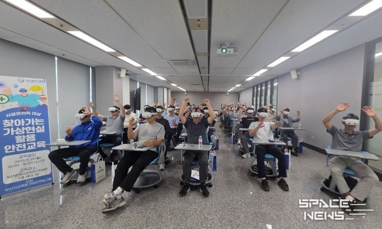 29일 부산연구정보원에서 시설관리직원 50명이 가상현실 활용 안전교육을 받고 있다.