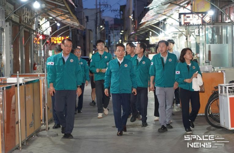 유정근 시장 권한대행을 비롯한 간부 공무원들이 전통시장을 점검하고 있다