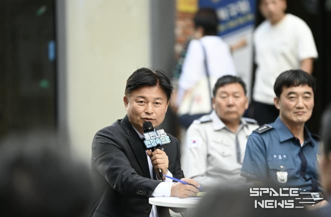 조용익 부천시장이 29일, 부천역 피노키오 광장에서 열린 ‘틈만나면, 현장속으로’에서, 막장 유튜버 활동 근절 방안을 논의하고 있다.