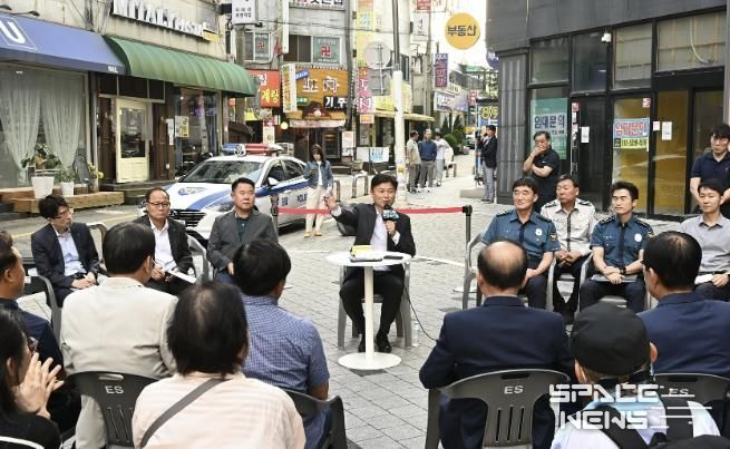 조용익 부천시장이 29일, 부천역 피노키오 광장에서 열린 ‘틈만나면, 현장속으로’에서, 막장 유튜버 활동 근절 방안을 논의하고 있다.