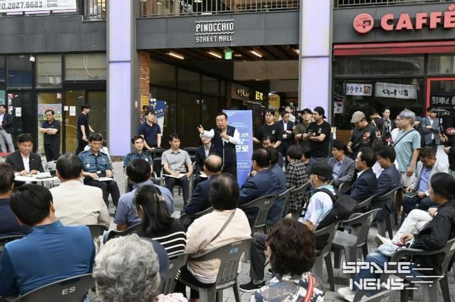 한 시민이 29일 부천역 피노키오 광장에서 열린 ‘틈만나면, 현장속으로’에서 발언하고 있다.