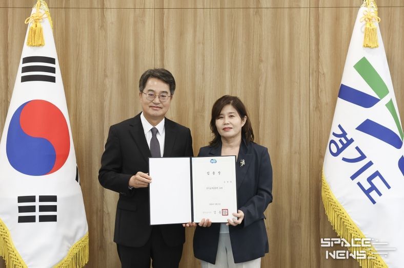 윤명희 경기도서관장 임명장 수여