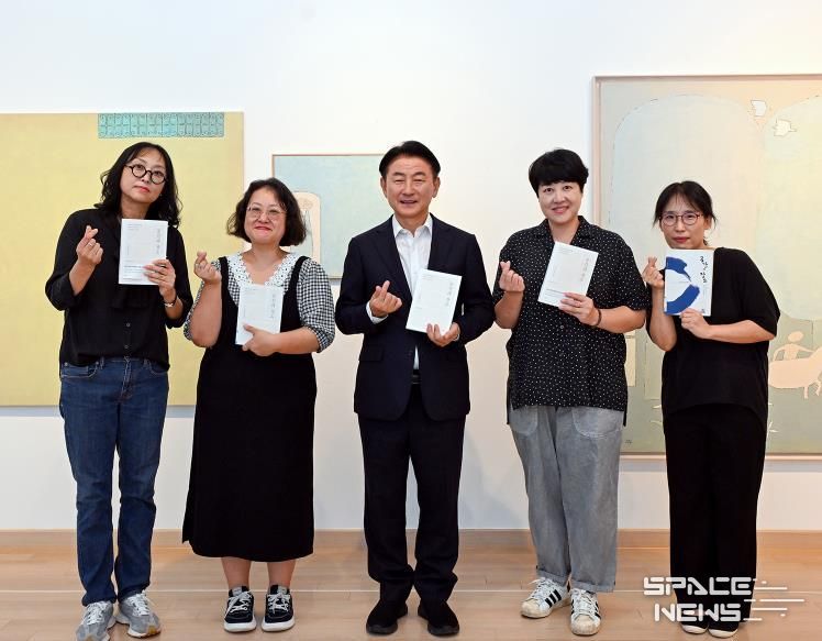 김동근 시장이 9월 29일 백영수미술관에서 ‘공간과 장소’를 함께 읽는 독서모임을 열고, 참가 시민들과 기념사진을 찍고 있다.