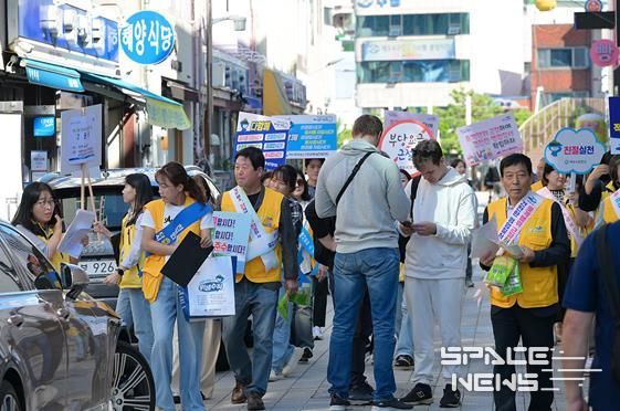 여수시는 지난 9월 23일 이순신광장 일원에서 민‧관 합동 친절관광 캠페인을 펼쳐 추석 연휴와 2026여수세계섬박람회를 앞두고 손님맞이 준비와 친절 서비스 강화에 선제적으로 나섰다.