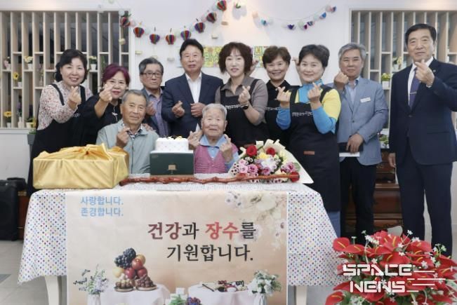 서태원 가평군수, 100세 어르신께 장수지팡이 전달