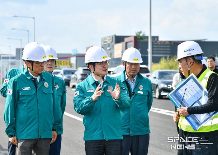 김병수 시장이 29일 ‘양촌산단교차로 입체화사업’ 현장을 찾아 공사 진행 상황을 꼼꼼히 살피고 있다.
