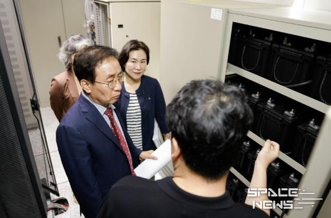 UPS 배터리를 점검하는 김문근 단양군수