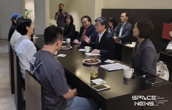 김길성 중구청장과 을지명보골목형상점가 상인들이 간담회를 진행하고 있다.