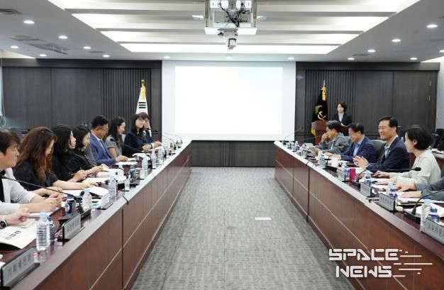 이승로 성북구청장(오른쪽 두 번째)과 관계자들이 아동친화도시 4개년 전략 연구용역 최종 보고회를 진행하고 있다