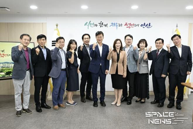 이민근 안산시장(가운데)이 '강남인강’연계 온라인 교육지원사업 시범운영에 참여하는 중·고등학교 학교장들과 함께 기념촬영을 하고 있다.