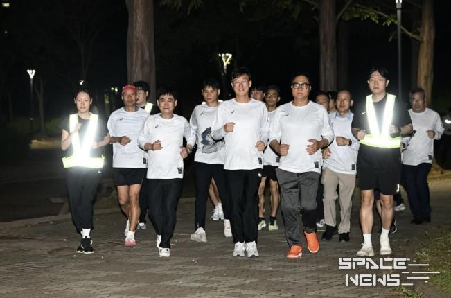 이민근 안산시장(맨 앞줄 가운데)이 안산호수공원에서 런닝순찰대와 함께 합동으로 런닝순찰을 진행하고 있다.