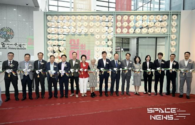 이민근 안산시장(오른쪽 여덟번째)이 안산산업역사박물관 기획전시 ‘실의 여정: 손끝에서 로봇까지’ 개막식에서 테이프 커팅을 하고 있다.