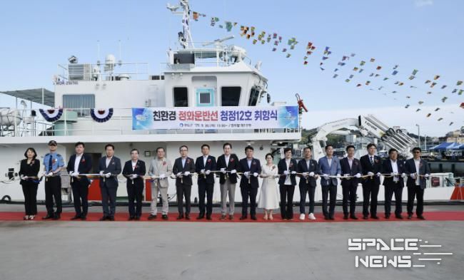 내려받기완도군은 다목적 친환경 정화 운반선 _청정 12호_ 취항식을 가졌다