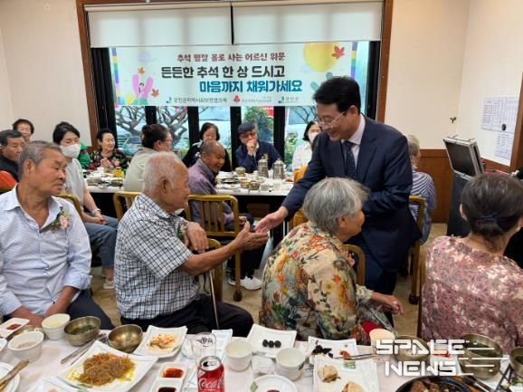 추석명절 어르신 위문 행사에서 강진원 군수가 일일이 격려의 말을 건네고 있다.