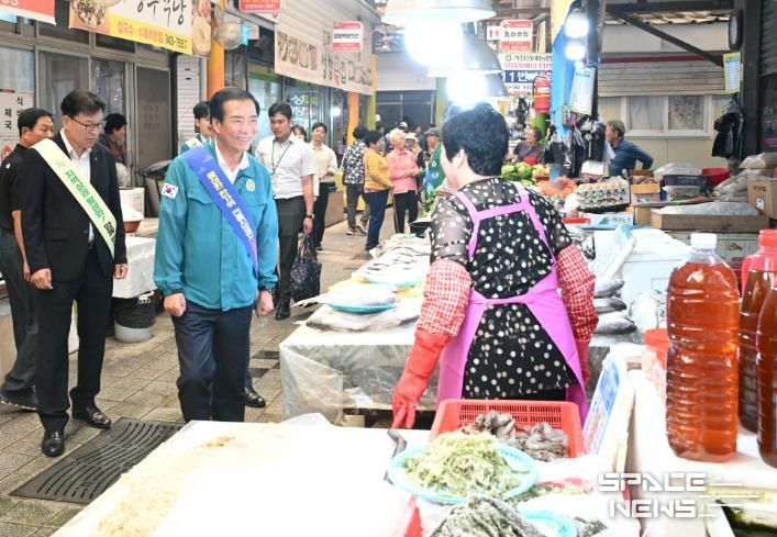 거창군수, 추석 앞두고 전통시장 상인 격려와 소통