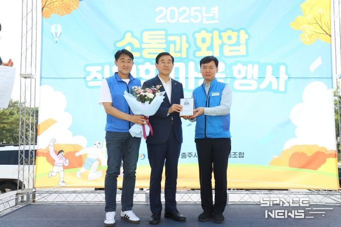 충주시 전국시군구공무원노조연맹 감사패 수상(왼쪽부터 박정식 충주시노조위원장, 조길형 시장, 공주석 전국시군구공무원노조위원장)