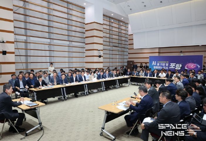 이강덕 포항시장이 1일 시청 대회의실에서 10월 확대간부회의를 주재하며 추석 연휴를 맞아 민생 안정과 지역 경제 활성화를 위해 현안 업무에 만전을 기해 줄 것을 당부했다.