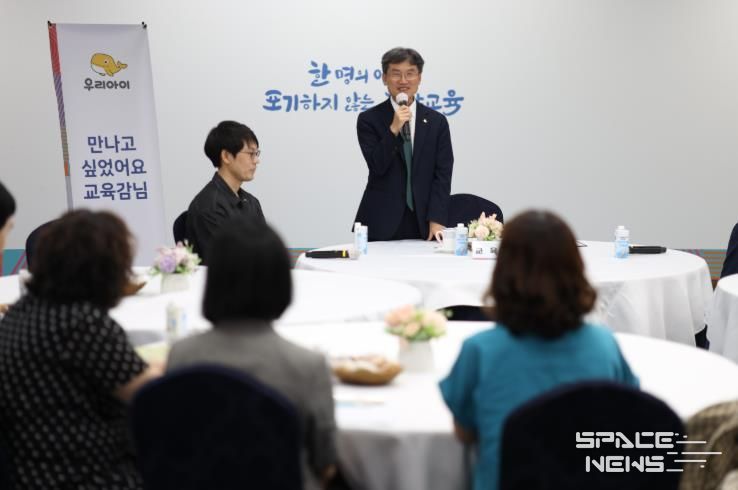 천창수 교육감이 1일 집현실에서 지역 작가들에게 인사말을 하고있다