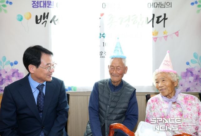 강진원 강진군수가 100세 어르신 위안행사에서 청려장을 전하고 있다.