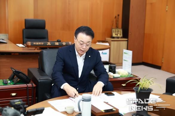 군수가 들려주는 청렴이야기 음원 녹음 모습