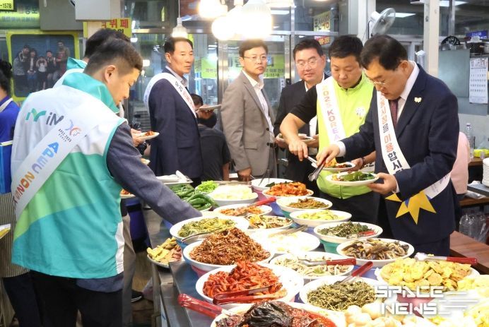 주낙영 경주시장이 2일 성동시장에서 추석맞이 장보기 행사에서 직접 장을 보며 상인들을 격려하고 있다.