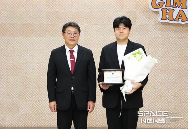 왼쪽부터 홍태용 김해시장 ㈜비앤테크 방용휘 대표