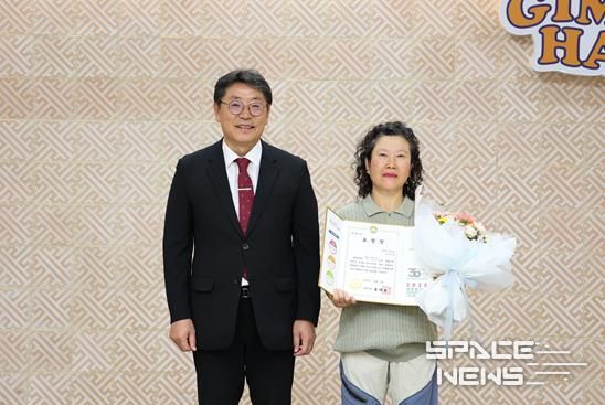 왼쪽부터 홍태용 김해시장, 이달의 우수 자원봉사왕 이미선씨