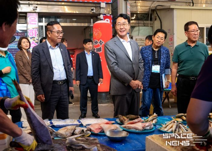 정명근 화성특례시장이 추석을 앞두고 2일 송산면 사강시장을 찾아 상인들과 소통하고 있다