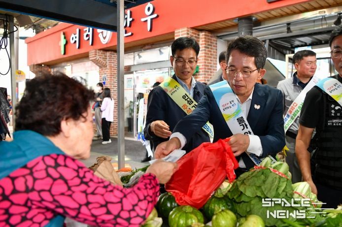 유정근 시장 권한대행이 제수용품을 구매하고 있다.