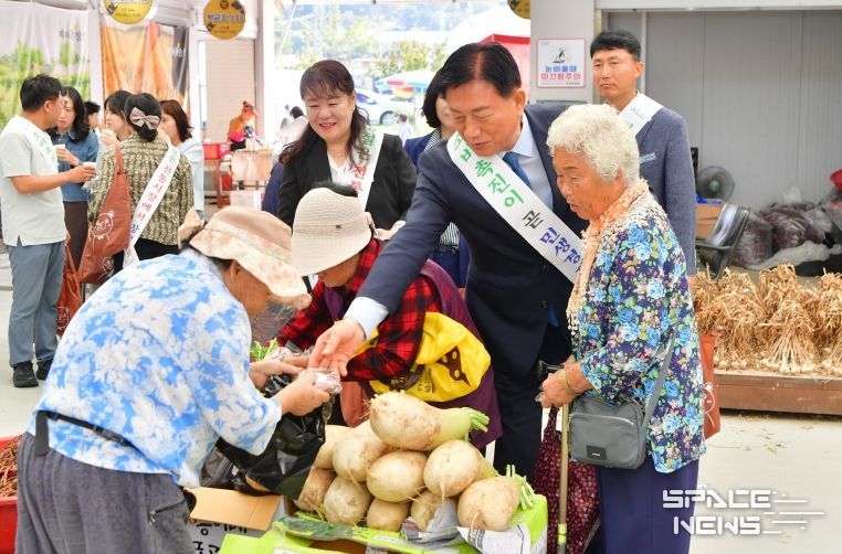 김한종 장성군수가 29일 황룡전통시장 장보기 행사에 참석했다