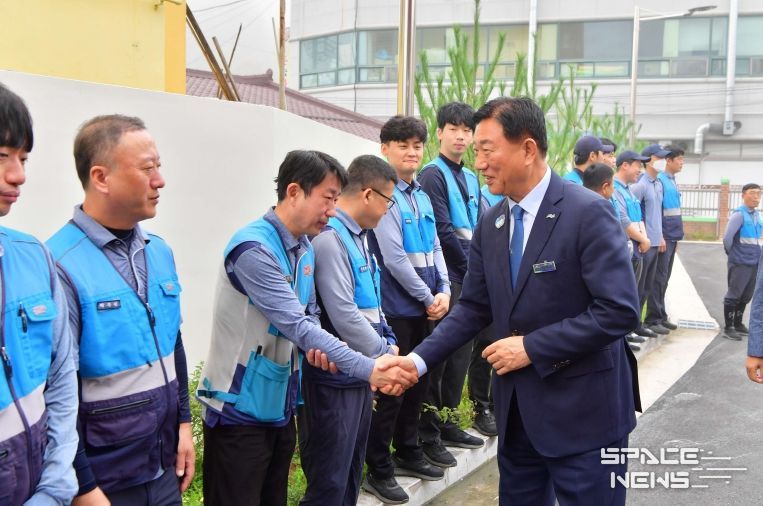 김한종 장성군수가 추석 인사를 나누고 있다