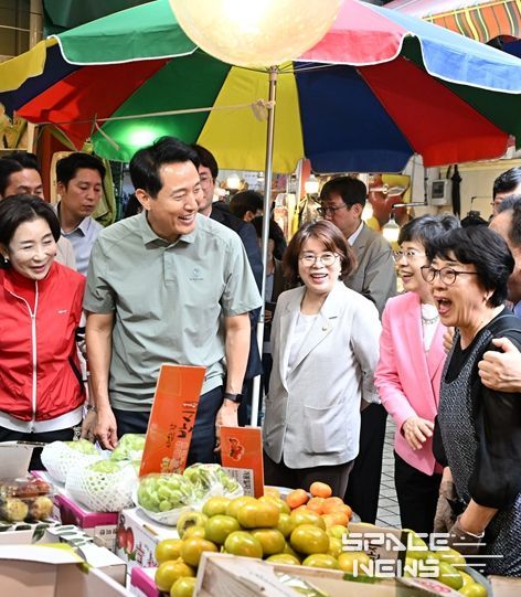 오세훈 서울시장이 2일 추석 연휴를 앞두고 구로구 고척근린시장에서 시민들과 장바구니 물가에 대해 대화 나누고 있다.