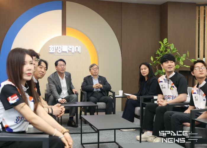 정명근 화성특례시장이 볼링선수들과 간담회를 하고 있다