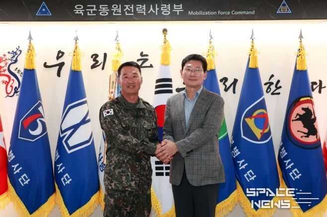 이상일 용인특례시장(오른쪽)은 2일 동원전력사령부를 방문해 김관수 사령관(왼쪽) 등 군 관계자들을 격려했다.