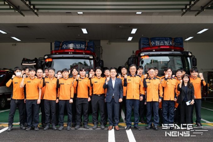 이재준 수원시장(가운데)가 수원소방서 근무자들을 격려한 후 함께하고 있다.