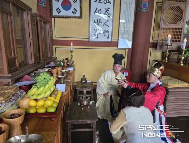 안병구 밀양시장이 3일 영남루 내 천진궁에서 열린 개천대제 초헌관으로 참여해 예를 올리고 있다.