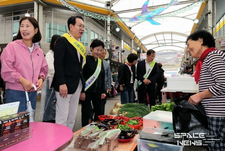 송인헌 괴산군수가 3일 추석을 앞두고 괴산전통시장을 찾아 상인과 인사를 나누며 따뜻한 명절 인사를 전하고 있다.