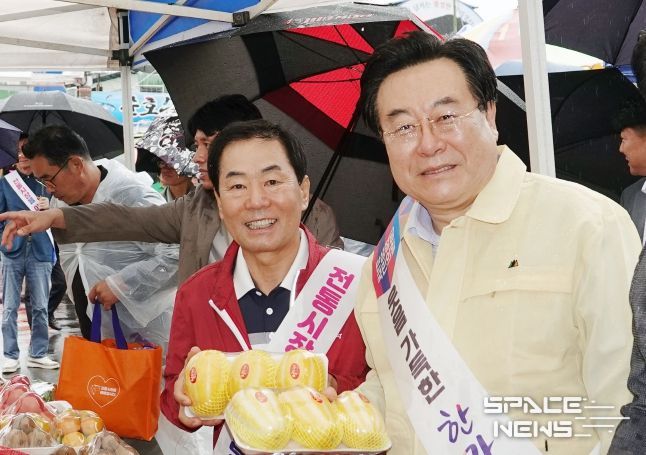 추석맞이 창녕 전통시장 찾아 장보기를 하고 있는 박상웅 국회의원과 성낙인 군수