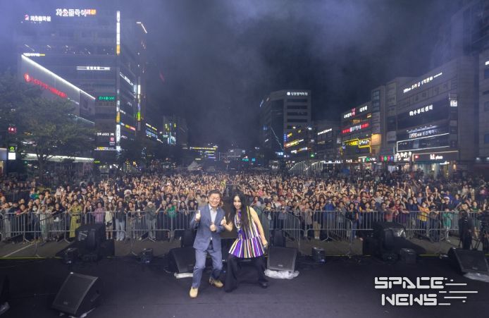 박승원 광명시장(사진 왼쪽)이 지난 4일 열린 '2025 페스티벌 광명' 무대에서 가수 한영애와 기념사진을 촬영하고 있다.