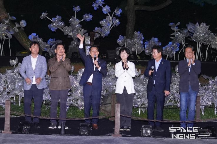 3일 선유몽 공연장인 용연을 찾은 이재준 수원시장(왼쪽 3번째), 김진표 전 국회의장, 백혜련 의원, 김영진 의원, 김승원 의원, 염태영 의원이 함께하고 있다.