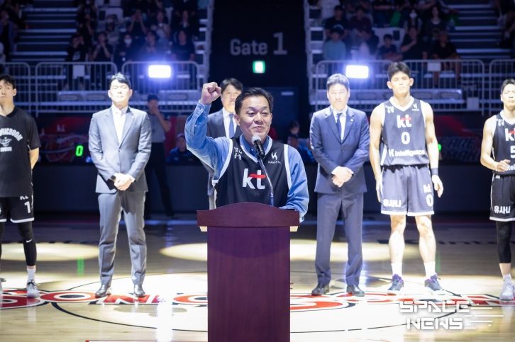 이재준 수원시장이 수원KT소닉붐을 응원하고 있다.