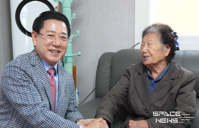 김영록 전라남도지사가 8일 추석 명절을 맞아 목포 청호경로당을 방문해 경로당을 이용하는 어르신의 안부를 직접 살피고 애로 사항을 청취하고 있다.